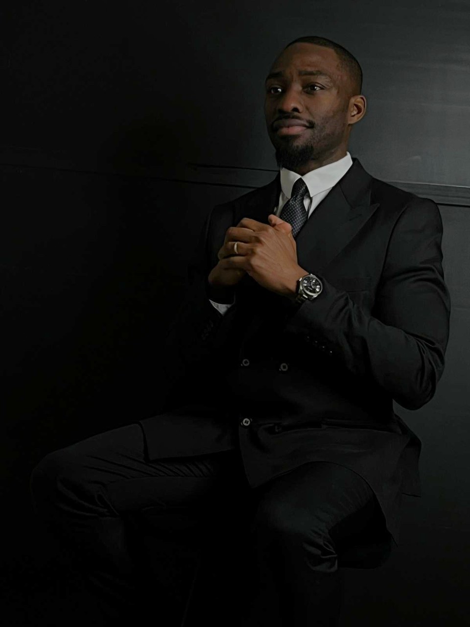 Réjinal Deravine, courtier en prêt immobilier indépendant à Terranjou — portrait studio.